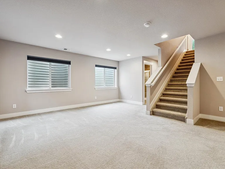 1038 Village Cir — Photo 14