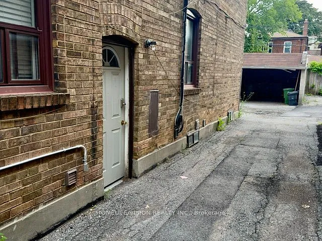 Avenue Rd — Photo 1