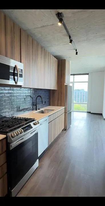 2165 W Lake St #414