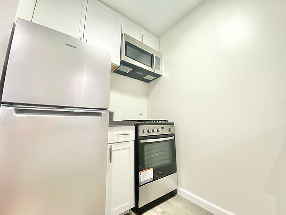 5th image of 11941 Weddington St #204