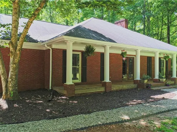1093 Cannon Dr, Social Circle, GA 30025
