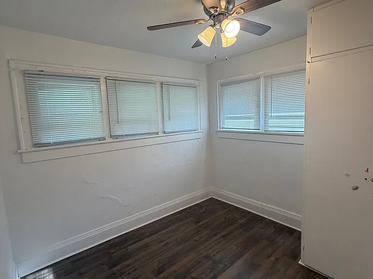 220 Franklin Ave — Photo 13