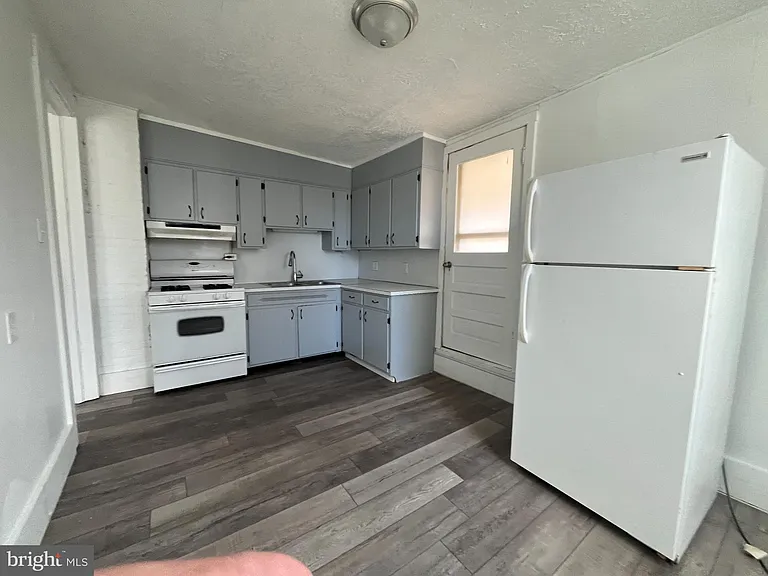 762 Broad St #UPPER A — Photo 3