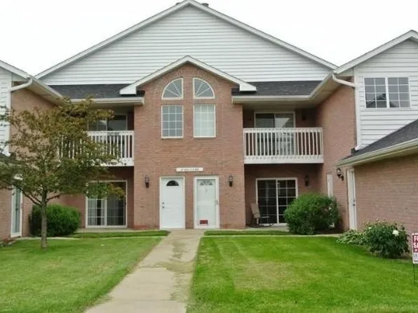 W241N2581 E Parkway Meadow Cir, Pewaukee, WI 53072