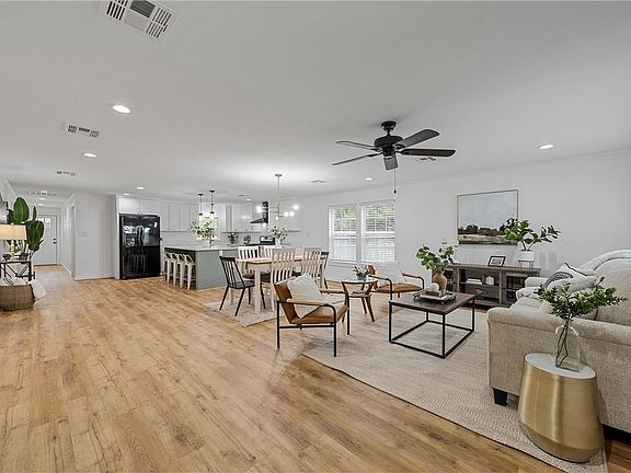 3rd image of 623 Dyer Ave