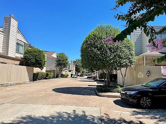 3rd image of 1829 Augusta Dr APT 23