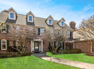 9080 N Greenbrook Ct, River Hills, WI 53217