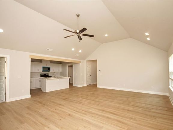 4th image of 647 Wagon Wheel Ave