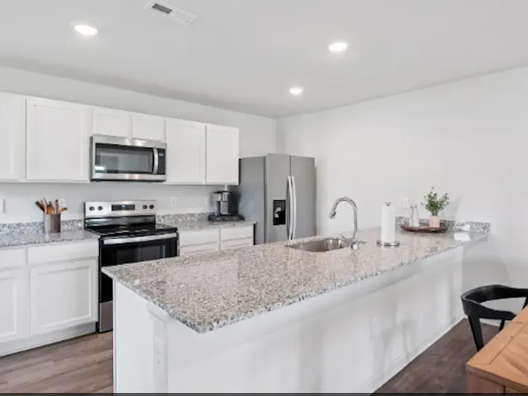 Kitchen/dine-in area