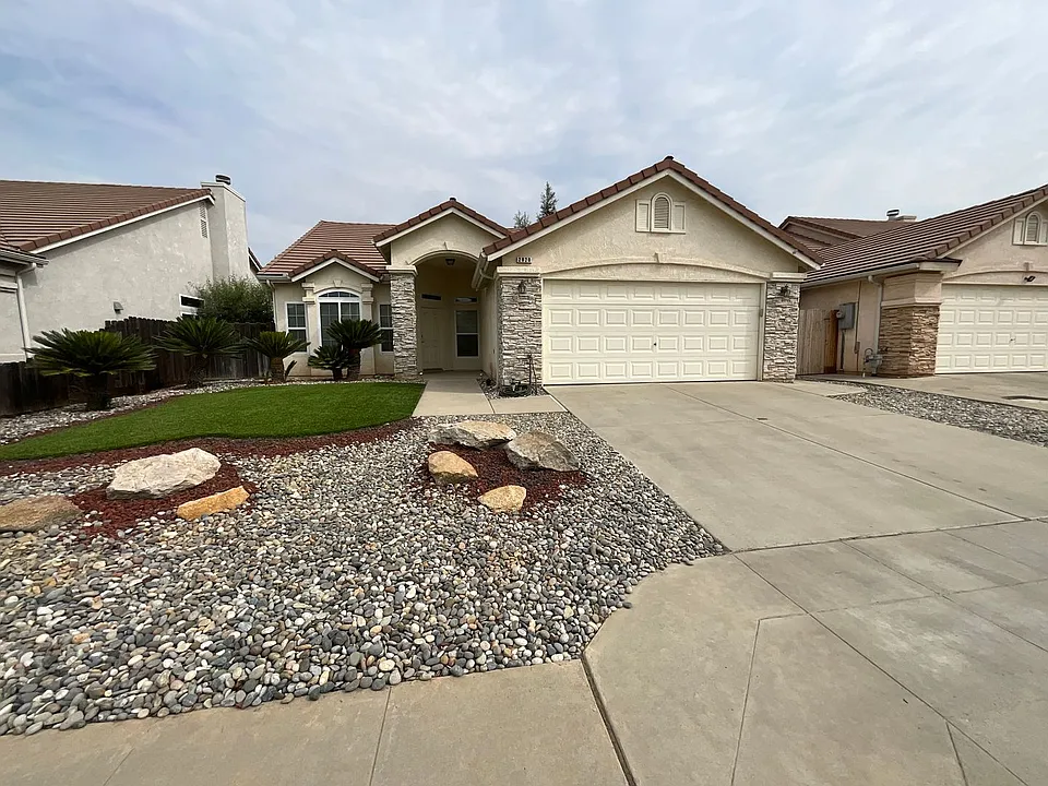 2820 E Eclipse Ave