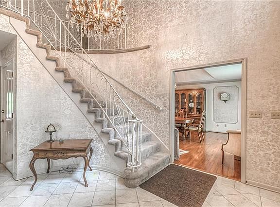 2nd image of 401 Avila Cir