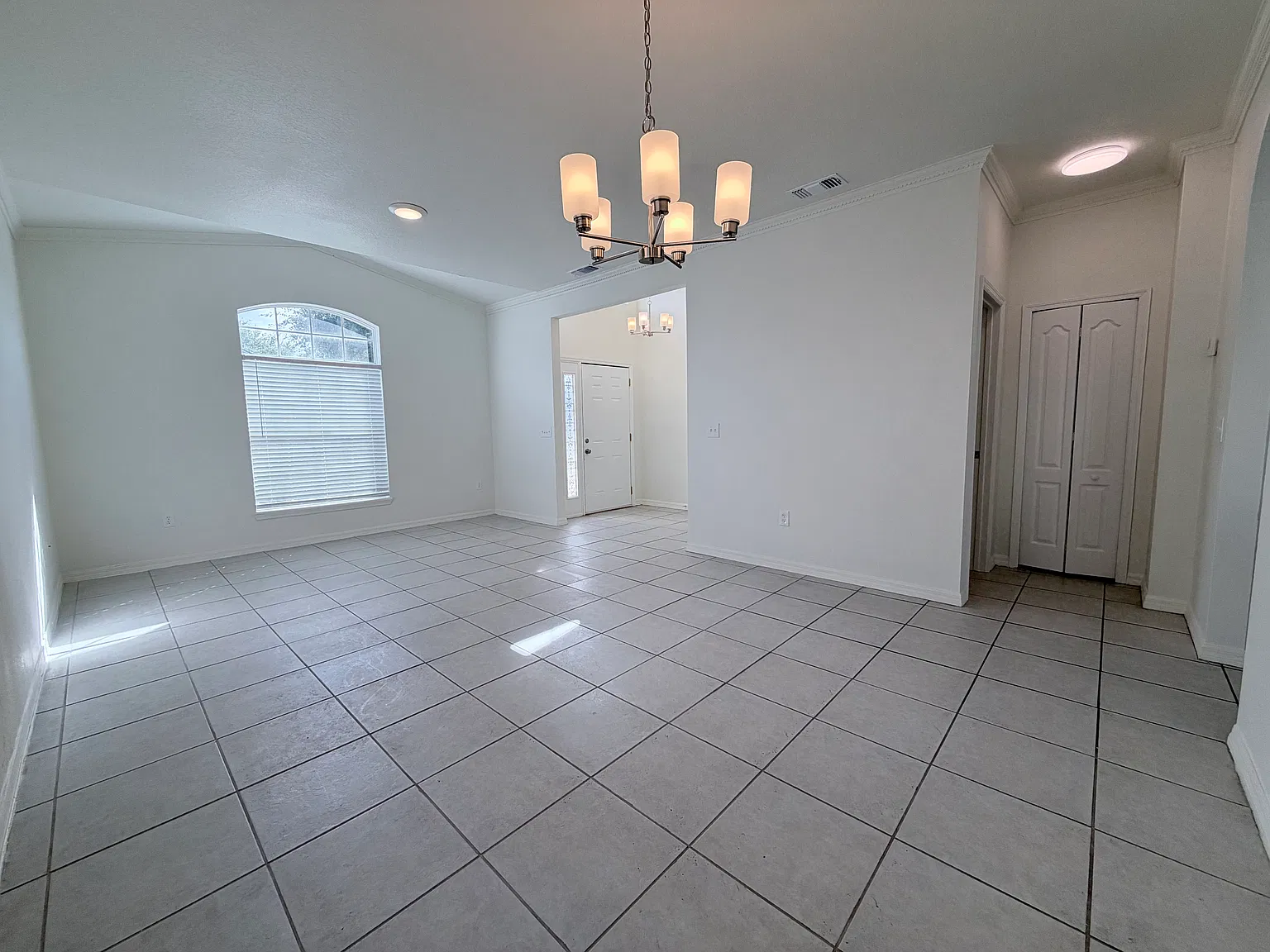 4 bed, 1968 sqft, $2,499 — Photo 2