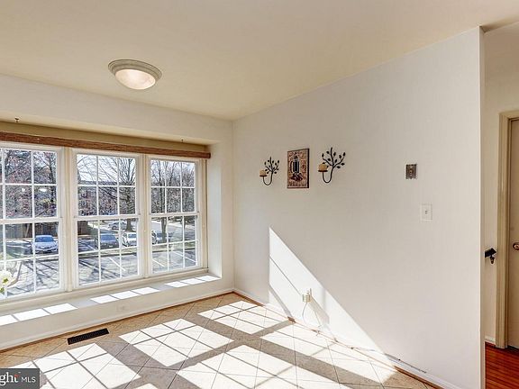 4th image of 1329 Templeton Pl