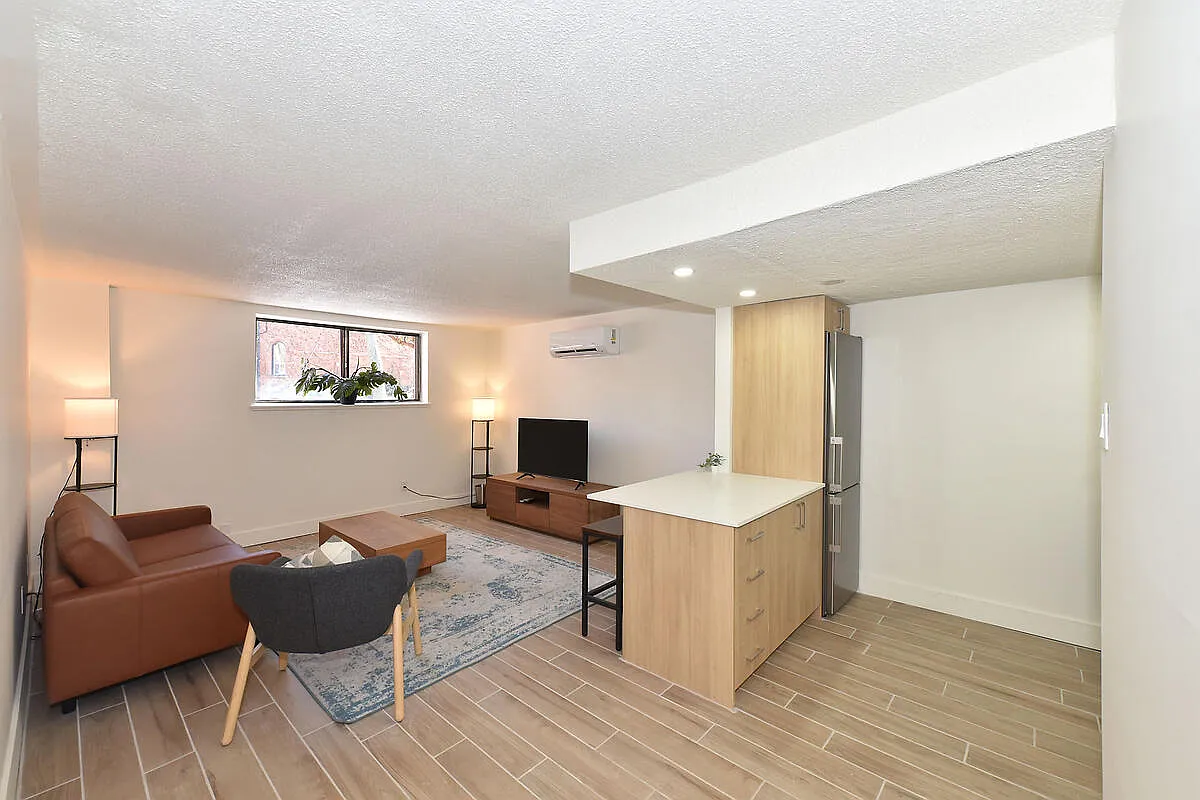 160 Dowling Ave — Photo 3