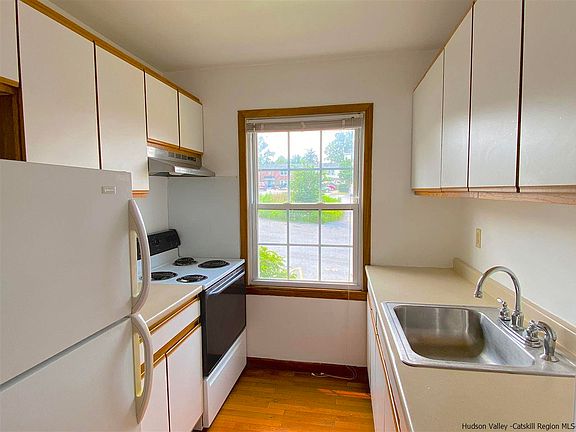 5th image of 154 Huguenot St
