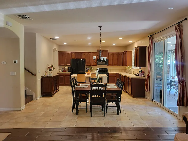 676 Whitfield Ln — Photo 4