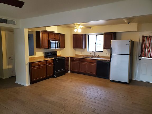 3rd image of 902 W Parkway Blvd