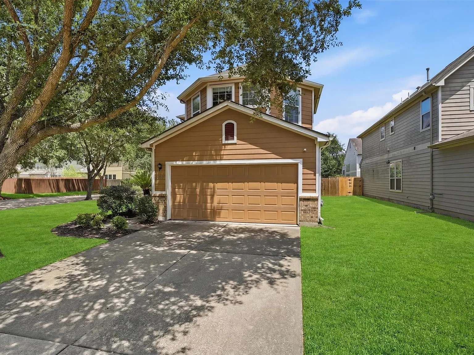 3 bed, 2.5 bath, 1896 sqft, $2,100 — Photo 2