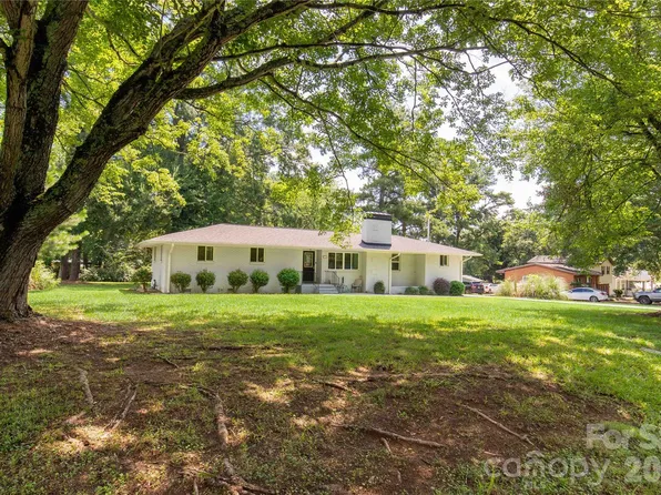 1405 Lakeview Dr, Pineville, NC 28134