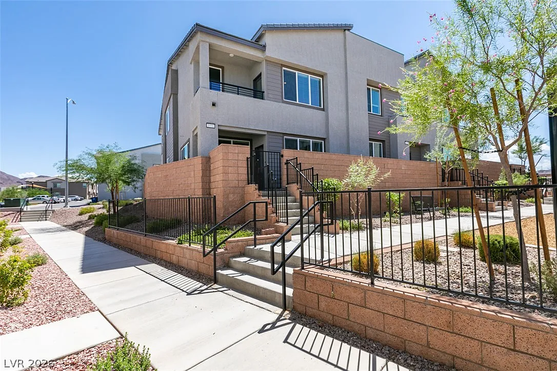 4 bed, 3.0 bath, 1927 sqft, $2,150 — Photo 2