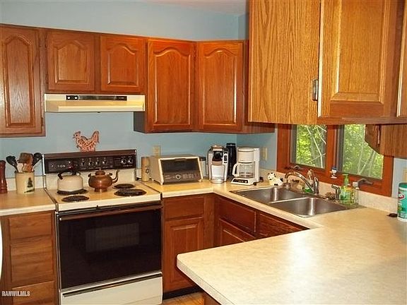 4th image of 27 Belden School Ln