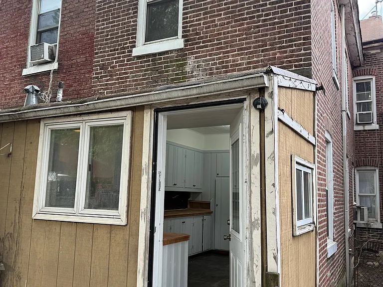 933 Beatty St — Photo 3