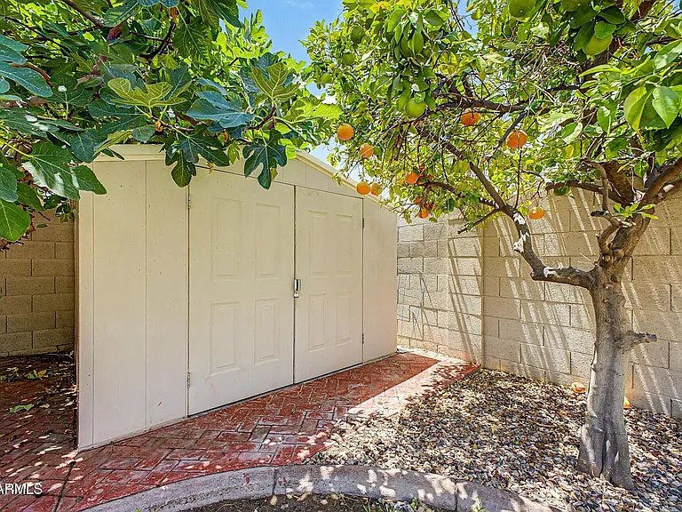 1015 E Irma Ln — Photo 43