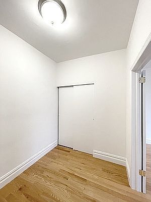 5th image of 240 E 33rd St #3D