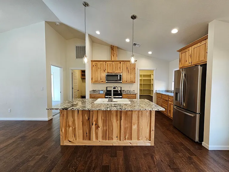 1006 SW L St — Photo 3
