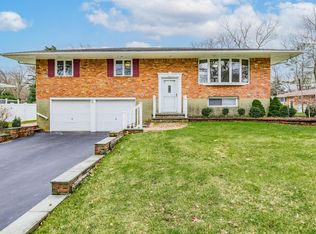 20 Mackay Dr, Hauppauge, NY 11788