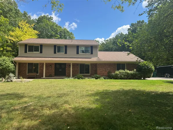 3947 Cheyenne Ct, Oxford, MI 48370
