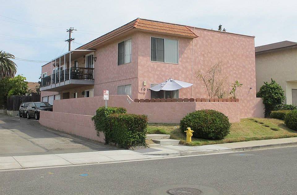 Nice enclosed backyard patio for bottom 3bed 2 bath unit