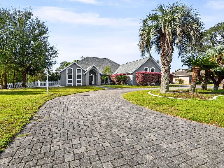 83 Lake Lorraine Cir — Photo 1