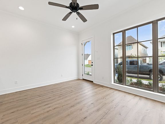 4th image of 115 Gaunt Ln #605