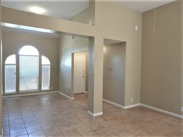 3 bed, 2.0 bath, 1393 sqft, $1,920 — Photo 2