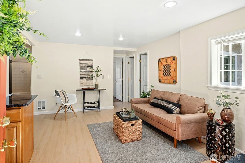 5th image of 469 Maple Avenue SW