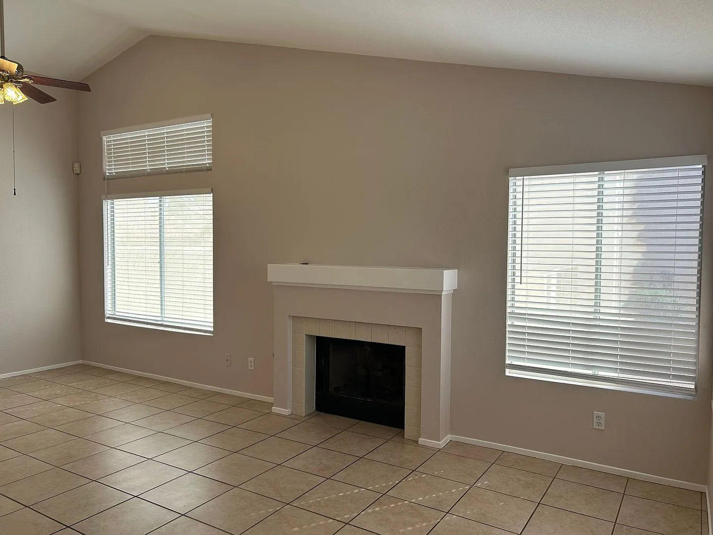 Single Story 3 bedroom home in Eldorado — Photo 4