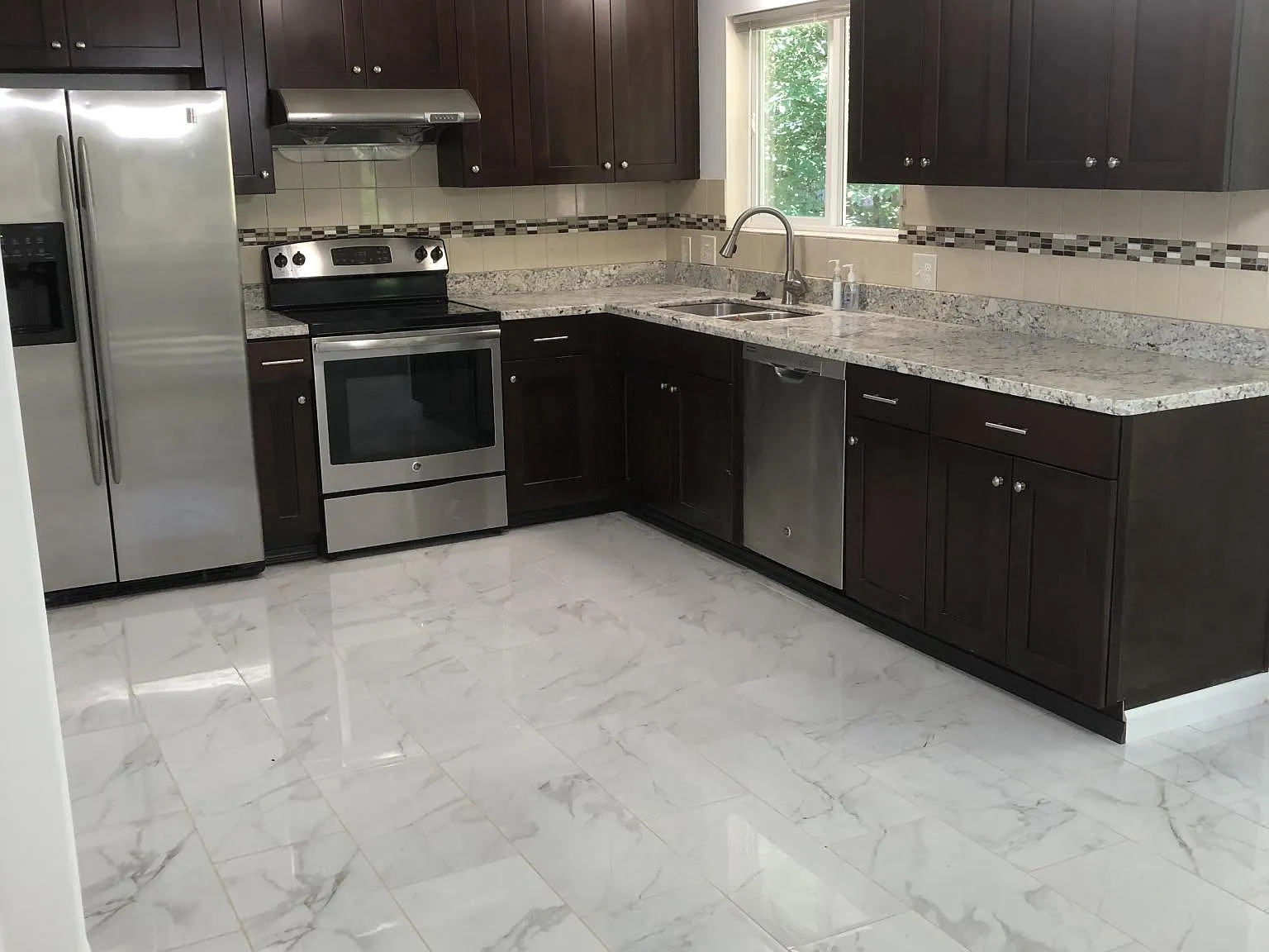 4 bed, 1830 sqft, $3,995 — Photo 2