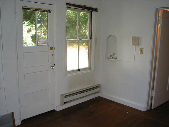 4th image of 460 N 1st St APT 4