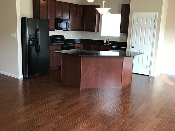 LARGE KITCHEN WITH GRANITE COUNTER TOPS AND UPGRADED CABINET