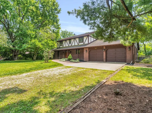 2132 Sandra Ln, Monticello, IL 61856