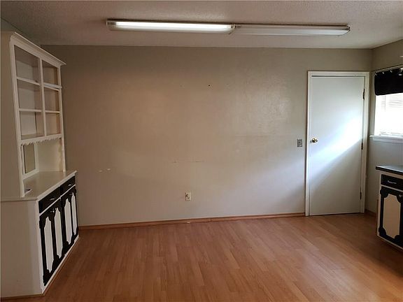 5th image of 3913 Overland Dr