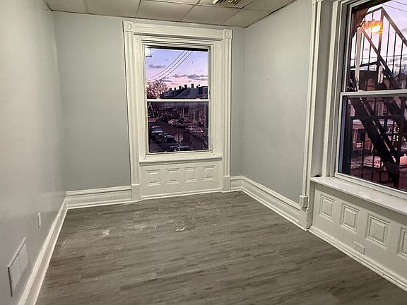5th image of 367 W Greenwich St Unit E