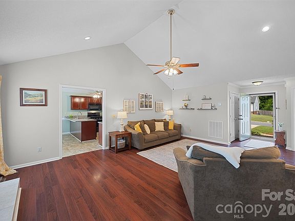 3rd image of 808 Chipmeadow Ln