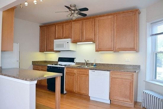 3rd image of 6237 N Lakewood Ave APT 1A
