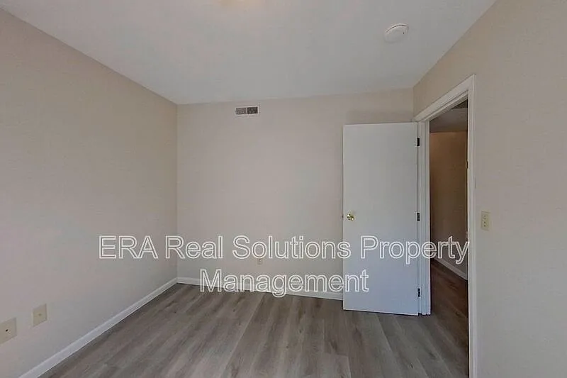 3 bed, 1.0 bath, 884 sqft, $995 — Photo 3