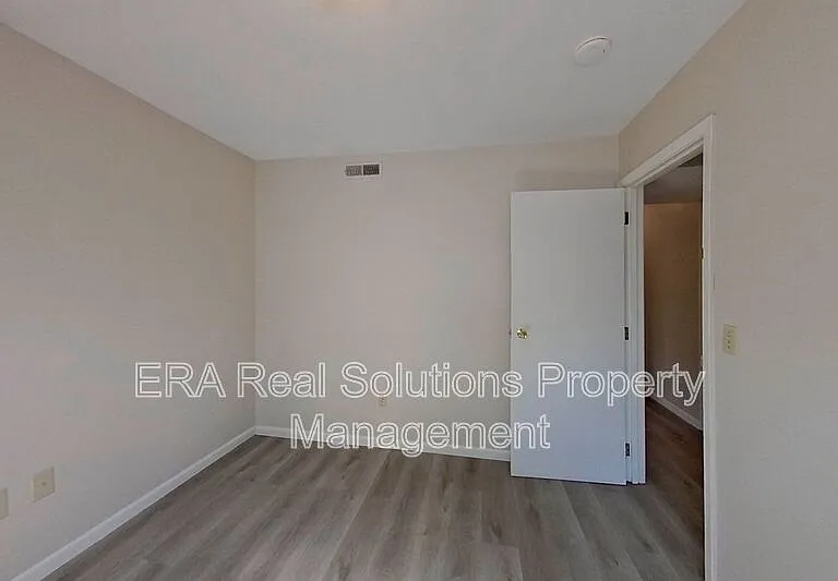2462 Hiawatha St — Photo 9