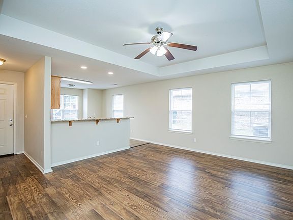 4th image of 131 Foxglove St