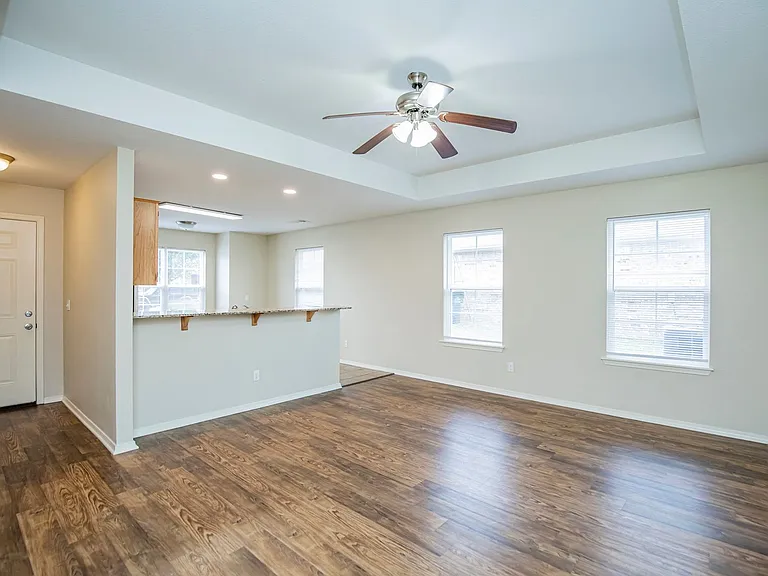131 Foxglove St — Photo 4