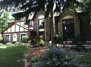145 Bramble Ct, Williamsville, NY 14221